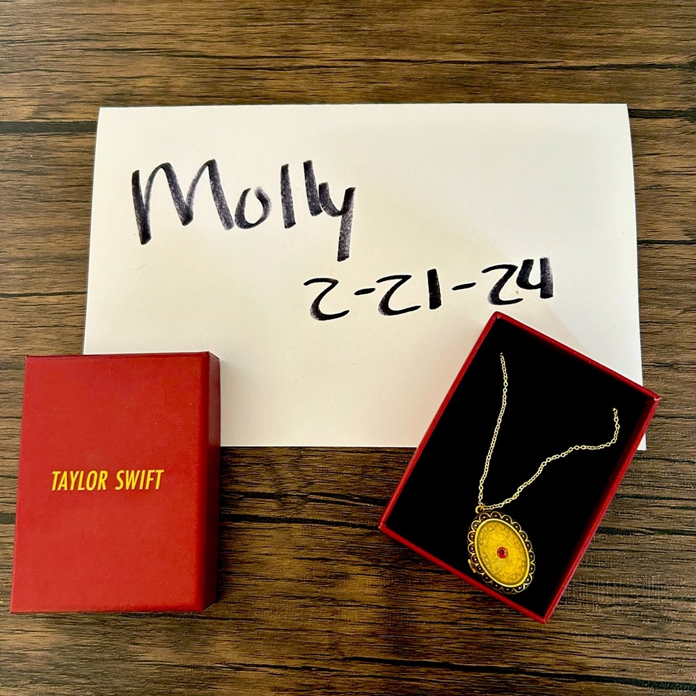 ❤️🧣 Taylor Swift Red TV We’ll Run Locket BNIP 🧣❤️